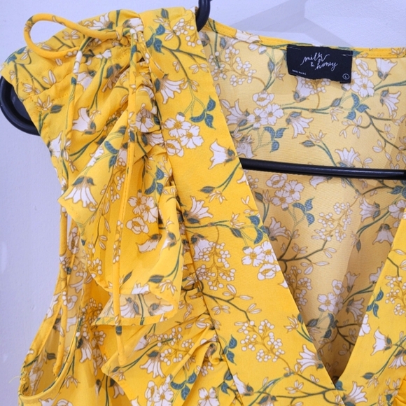 Beautiful faux wrap floral blouse-Large - Picture 4 of 5